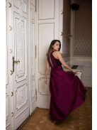 Elől-hátul csepp alakban kivágott bordó színű alkalmi ruha. 