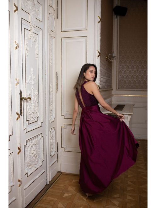 Elől-hátul csepp alakban kivágott bordó színű alkalmi ruha. 