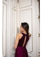 Elől-hátul csepp alakban kivágott bordó színű alkalmi ruha. 