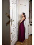 Elől-hátul csepp alakban kivágott bordó színű alkalmi ruha. 