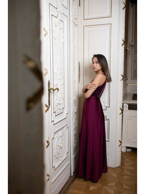 Elől-hátul csepp alakban kivágott bordó színű alkalmi ruha. 