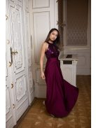 Elől-hátul csepp alakban kivágott bordó színű alkalmi ruha. 