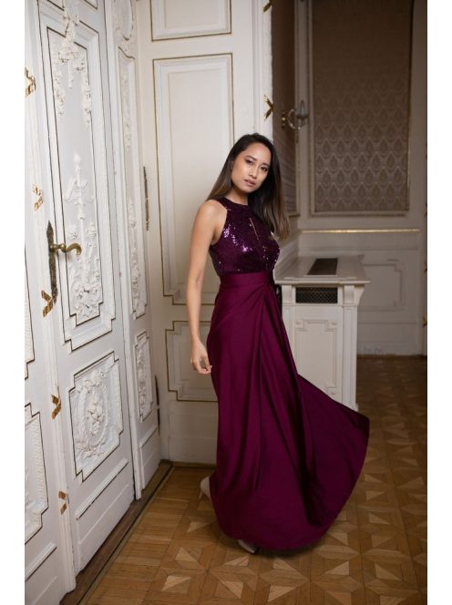 Elől-hátul csepp alakban kivágott bordó színű alkalmi ruha. 