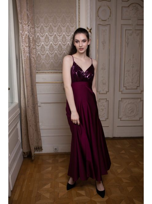 Elegáns, bordó színű ruha V kivágású, flitteres felsőrésszel. 