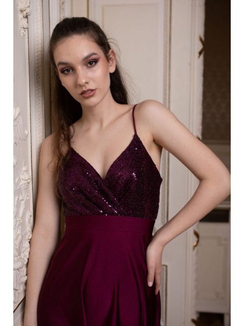 Elegáns, bordó színű ruha V kivágású, flitteres felsőrésszel. 