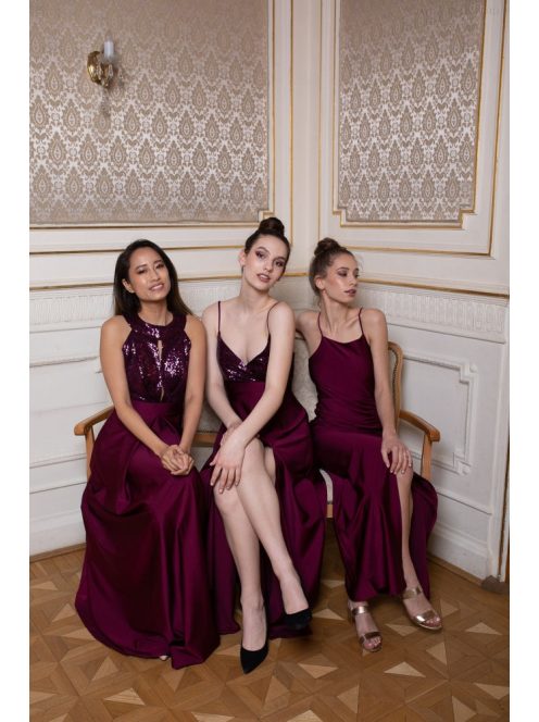 Elegáns, bordó színű ruha V kivágású, flitteres felsőrésszel. 