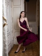 Elegáns, bordó színű ruha V kivágású, flitteres felsőrésszel. 