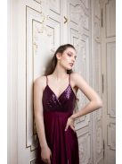 Elegáns, bordó színű ruha V kivágású, flitteres felsőrésszel. 