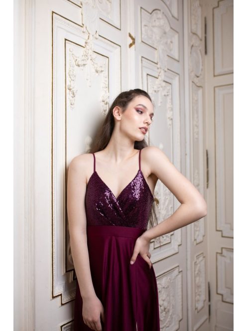 Elegáns, bordó színű ruha V kivágású, flitteres felsőrésszel. 