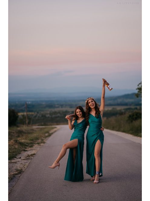 Ejtett nyakú ruha zöld színben. Szexisen elegáns viselet.