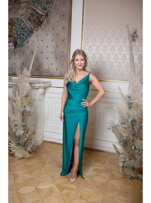 Ejtett nyakú ruha zöld színben. Szexisen elegáns viselet.