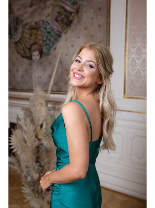 Ejtett nyakú ruha zöld színben. Szexisen elegáns viselet.