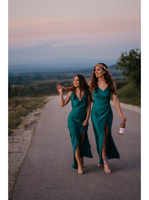 Ejtett nyakú ruha zöld színben. Szexisen elegáns viselet.