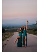 Ejtett nyakú ruha zöld színben. Szexisen elegáns viselet.