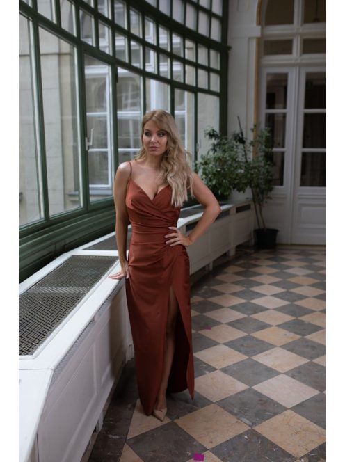 Oldalán ráncolt, szűk szabású maxi ruha – rozsdabarna