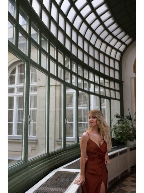 Oldalán ráncolt, szűk szabású maxi ruha – rozsdabarna