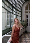 Oldalán ráncolt, szűk szabású maxi ruha – rozsdabarna