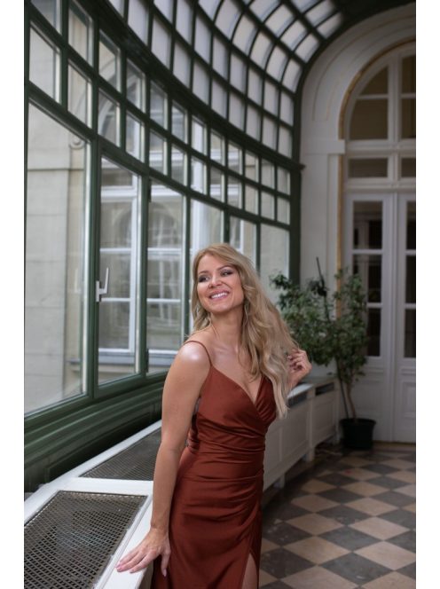 Oldalán ráncolt, szűk szabású maxi ruha – rozsdabarna