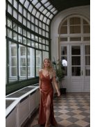 Oldalán ráncolt, szűk szabású maxi ruha – rozsdabarna