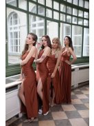 Oldalán ráncolt, szűk szabású maxi ruha – rozsdabarna