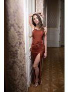 Húzott derekú, spagetti pántos, szűk maxi ruha rozsdabarna színben. 