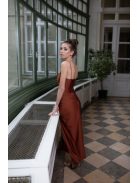 Húzott derekú, spagetti pántos, szűk maxi ruha rozsdabarna színben. 