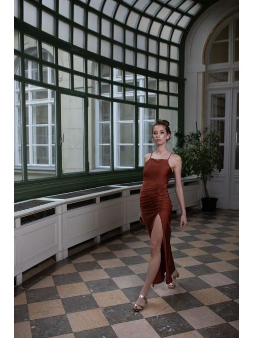 Húzott derekú, spagetti pántos, szűk maxi ruha rozsdabarna színben. 