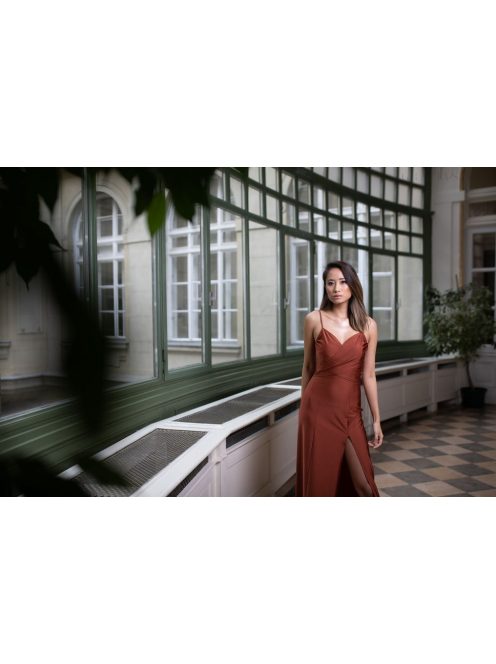 Vékony pántos szűk maxi ruha – rozsdabarna