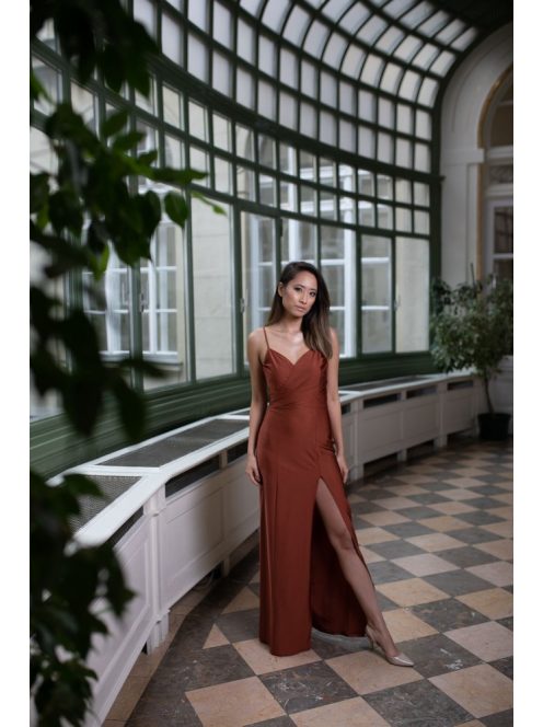 Szexisen elegáns, vékony pántos ruha, rozsdabarna színben. 