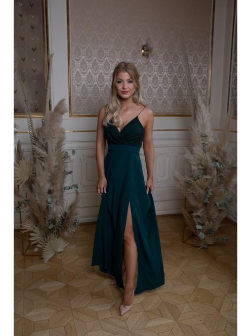 Sötétzöld színű ruha V kivágású, átlapolt mellrésszel. 