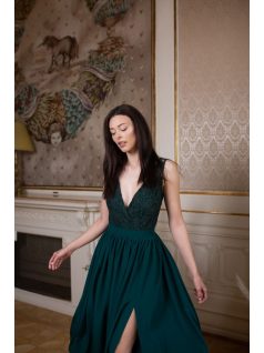 Sötétzöld, hátnélküli csipke body, alkalmi szettekhez.