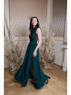 Hátul nyitott csipke felső résszel készült, zöld maxi ruha.