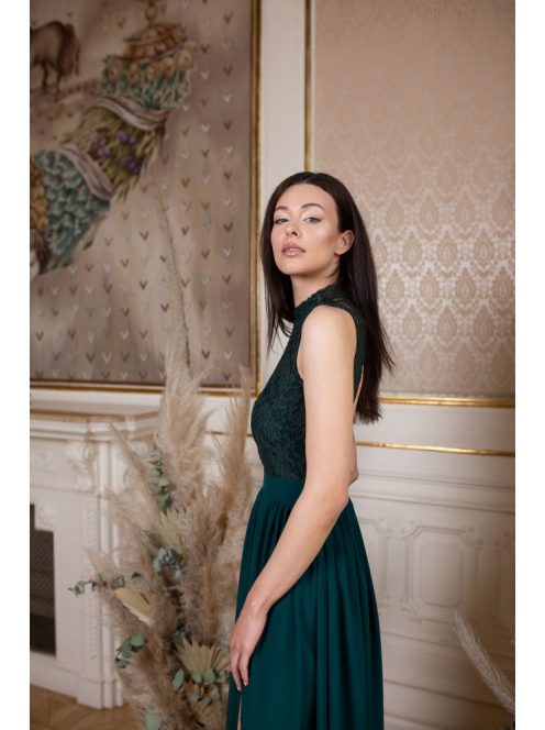 Hátul nyitott csipke felső résszel készült, zöld maxi ruha.