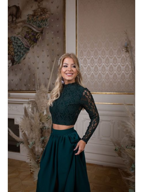 Alkalmi szetteket kiegészítő, sötétzöld csipke crop top.