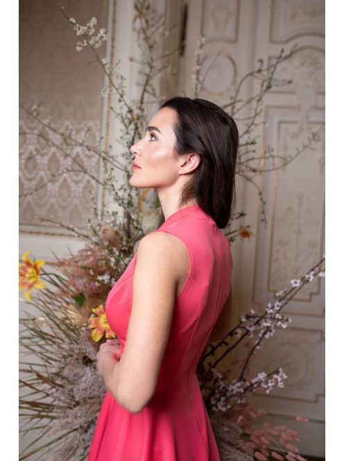 Ujjatlan mini ruha különleges dekoltázzsal és rakott szoknyával. 