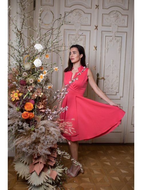 Ujjatlan mini ruha különleges dekoltázzsal és rakott szoknyával. 