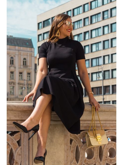 Egyszerűen nagyszerű, elegáns midi ruha, fekete színben.