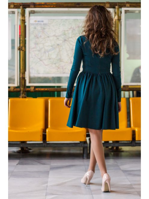 Egyszerű, mégis elegáns csónak nyakú ruha, hosszú ujjakkal. 