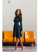 Egyszerű, mégis elegáns csónak nyakú ruha, hosszú ujjakkal. 