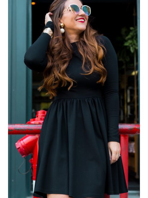 Egyszerű, mégis elegáns csónak nyakú ruha, hosszú ujjakkal. 