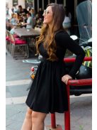 Egyszerű, mégis elegáns csónak nyakú ruha, hosszú ujjakkal. 