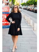 Egyszerű, mégis elegáns csónak nyakú ruha, hosszú ujjakkal. 