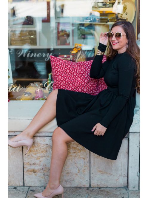 Egyszerű, mégis elegáns csónak nyakú ruha, hosszú ujjakkal. 