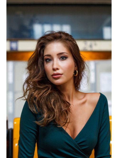 Zöld színű, vállra húzható mini ruha. Csinos hétköznapokra. 