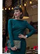 Elől zárt, hátul v alakban kivágott szűk szabású midi ruha. 