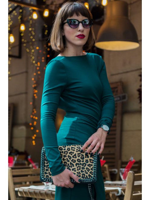 Elől zárt, hátul v alakban kivágott szűk szabású midi ruha. 