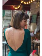 Elől zárt, hátul v alakban kivágott szűk szabású midi ruha. 