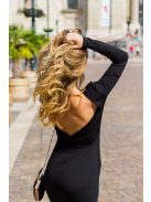 Elől zárt, hátul v alakban kivágott szűk szabású midi ruha. 