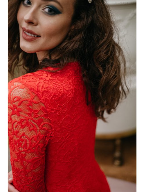 Szexisen elegáns, szűkszabású csipke ruha piros színben.