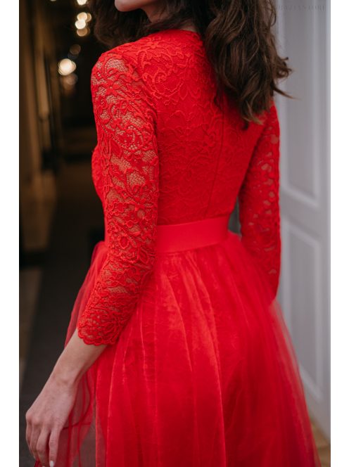 Felcsatolható piros színű tüll uszály romantikus szettekhez. 